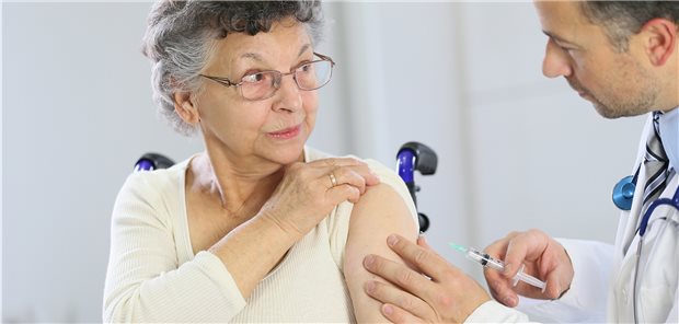 Bessere Schutzwirkung: Für die Saison 2021/22 soll es einen Hochdosis-Impfstoff gegen Influenza geben (Symbolbild mit Fotomodellen)