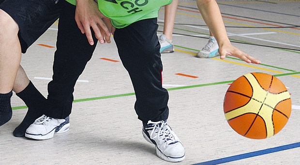 Kein Sport, viel TV: Das geht auf den Buckel der Kinder Besserer Sportunterricht in der Schule könnte helfen, Rückenschmerzen und Haltungsschäden bei Kindern zu verringern.