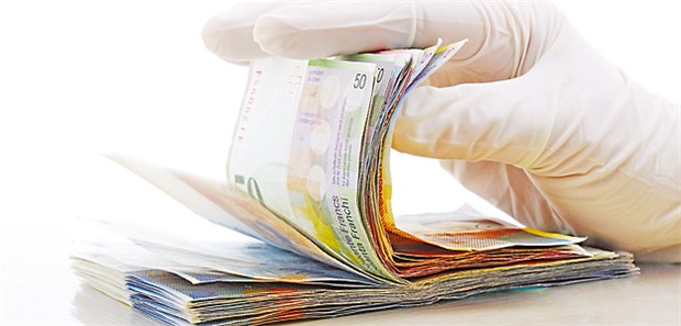 Berufsrechts-Verweis ist vom Tisch Bestechliche Heilberufler? - Rechtspolitiker der Koalition haben sich jetzt darauf geeinigt, dass die Verletzung berufsrechtlicher Unabhängigkeitspflichten gegen Entgelt im Gesetz nicht mehr aufgeführt wird.