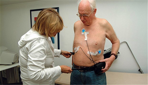Langzeit-EKG wäre nach Schlaganfall dringend nötig Besteht Vorhofflimmern? Mit Hilfe eines Langzeit-EKGs lässt sich das klären.