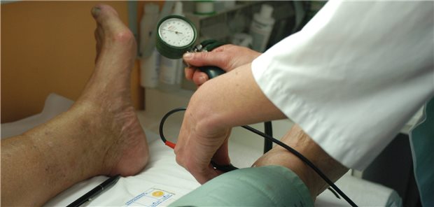 Bestimmung des Knöchel-Arm-Indexes – hat der Patient eine PAVK? Viele der Betroffenen werden laut einer aktuellen Analyse nicht leitlinienkonform behandelt.