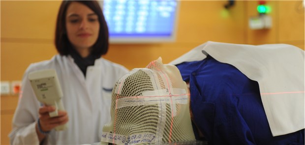 Bestrahlung am Heidelberger Ionenstrahltherapiezentrum: Durch schwere Kohlenstoffionen wird das Tumormilieu des Glioblastoms verändert.