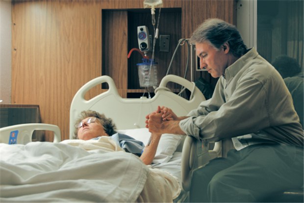 Training macht pflegende Angehörige fit Besuch bei der Ehefrau in der Klinik. Wie geht’s nach der Entlassung weiter? ©Claudio’s Pics/www.fotolia.de