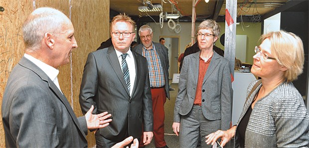 Das kommunale Ärztehaus als Mustervorlage Besuch bei der kommunalen Eigeneinrichtung in Büsum: Thomas Rampoldt (Ärztegenossenschaft Nord) , Hans Jürgen Lütje (Bürgermeister Büsum), Bianca Hartz (KVSH), Gesundheitsministerin Kristin Alheit (von links).