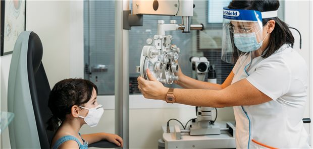 Besuch beim Augenarzt zu COVID-19-Zeiten.
