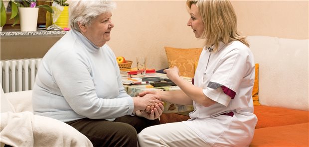 Besuch zuhause: Case Manager gehen im Oberbergischen auch zu den Patienten. (Symbolbild mit Fotomodell)