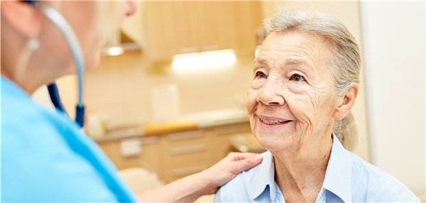 Besuche in Pflegeeinrichtungen werden im Vergleich zu Hausbesuchen deutlich besser vergütet.