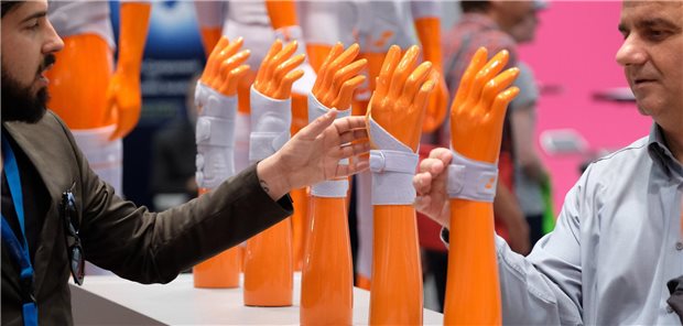 Besucher der Leipziger Messe „OTWorld“ in den Vorjahren in Aktion. Die internationale Messe findet in dieser Woche statt. (Archivbild) 