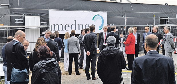 Moderne Bilddiagnostik aus dem Schiffscontainer Besucher schauen sich das mobile Röntgensystem am Klinikum in Potsdam an. Es kann in Containern weltweit verschifft werden.