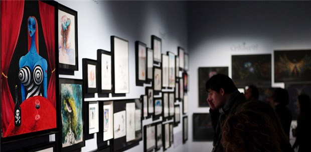 Burtons eigenwillige Welt aus Traum und Alptraum Besucher schauen sich in Paris die Ausstellungsstücke von Burton an.