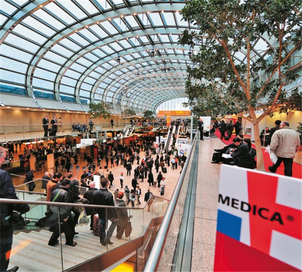 Alles für eine bessere Patientenversorgung Besucherströme am Eingang Nord des Düsseldorfer Messegeländes bei der Medica im ver gangenen Jahr. Die IT-Hersteller sind wieder vorwiegend in Halle 15.
