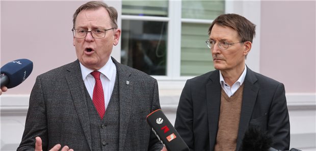 Ukrainische Waisenkinder werden in Gotha und Chemnitz gepflegt Besuchten am Nachmittag die in Gotha untergebrachten ukrainischen Kinder: Thüringens Ministerpräsident Bodo Ramelow (l.) und Bundesgesundheitsminister Karl Lauterbach.