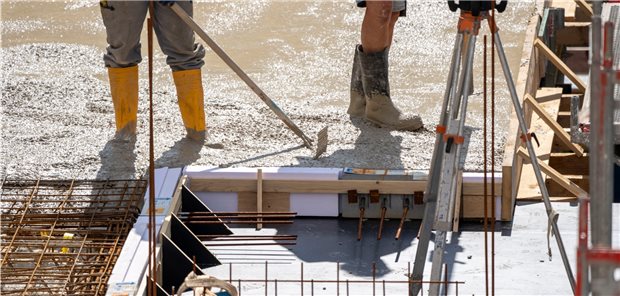 Betonfertigteilebauer können berufsbedingte Schäden an der Lendenwirbelsäule erwerben. Dann kann die Berufskrankheit Nr. 2108 greifen.