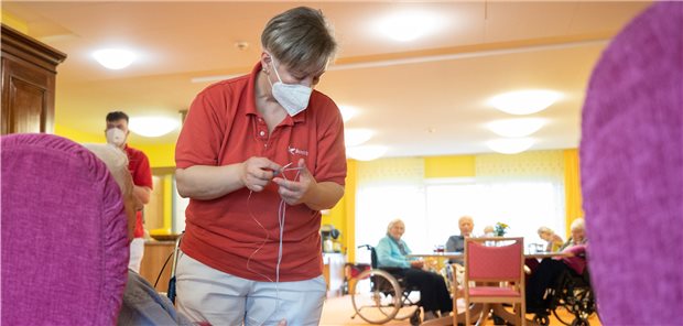 Charité-Studie offenbart Impflücke im Gesundheitswesen Betreuerin im Altenheim: Die Debatte um eine einrichtungsbezogene Impfpflicht hält an.