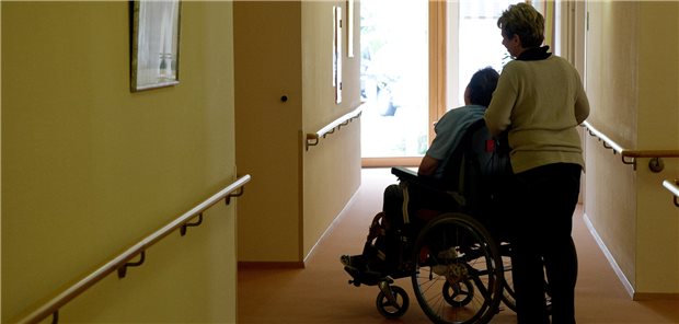 Betreuung am Lebensende: Sozialverbände fordern mehr „hospizliche Kultur“ in Alten- und Pflegeheimen.
