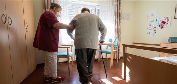 Betreuung eines Pflegeheimbewohners: Examinierte Fachkräfte sind in Nordrhein-Westfalen besonders dringend gesucht, heißt es in einer Studie des Instituts der deutschen Wirtschaft.