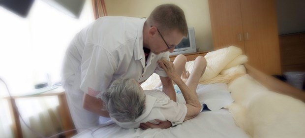 Pflegeheime: Schmerztherapie mit Defiziten Betreuung im Heim: Langsame Besserung bei der Qualität.