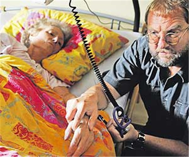 Honorarforderungen liegen Lichtjahre auseinander Betreuung von Sterbenskranken: Für die Kassen stehen Pflege- und Unterstützungsleistungen im Vordergrund.