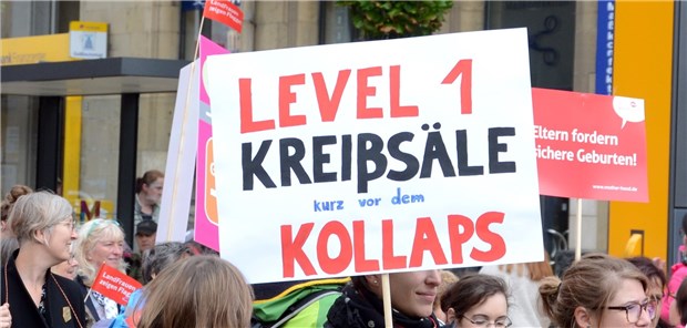 Ein hü und hott bei Kliniken Bettenabbau ist unpopulär: Frauen demonstrierten in Mainz Ende Septembergegen die Schließung von Geburtshilfestationen.