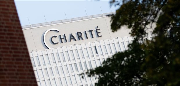 Charité sagt alle elektiven Eingriffe ab Bettenhochhaus der Berliner Charité: Planbare Eingriffe werden wegen COVID-19 einstweilen verschoben.