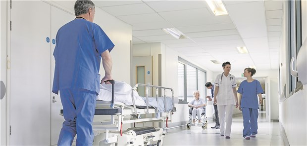 Bettenverlegung in der Klinik: Gutachter empfehlen kausale Therapie für Strukturprobleme.