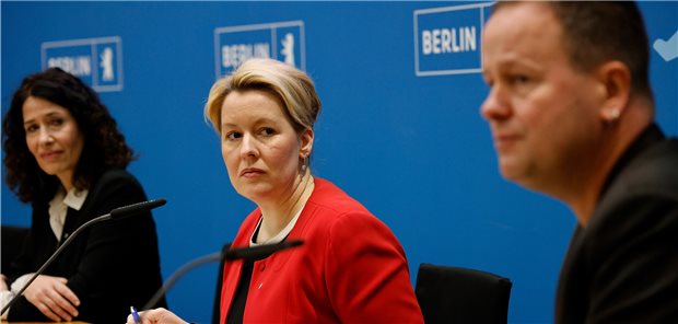 Berliner Senat: „Wir kommen aus dem Krisenmodus nicht raus“ Bettina Jarasch (Grüne), Franziska Giffey (SPD), und Klaus Lederer (Linke) haben die ersten 100 Tage in Berlin regiert.
