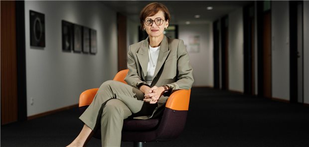 Bettina Stark-Watzinger (FDP) will als Bundesforschungsministerin Nachhaltigkeit nicht aussitzen, sondern aktiv befeuern – mit einer eigenen BMBF-Nachhaltigkeitsstrategie.