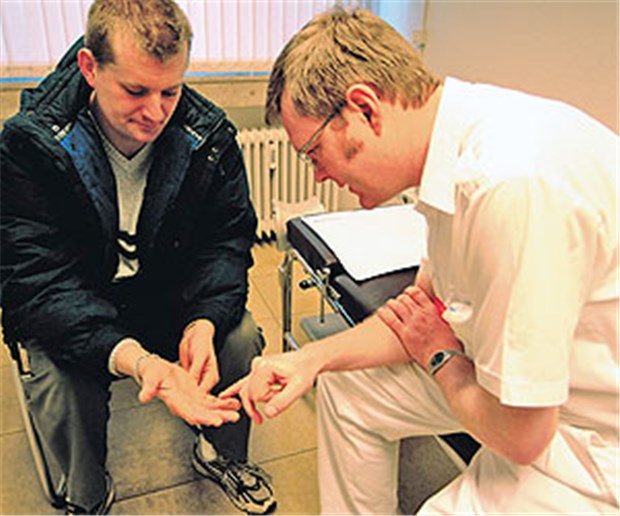 Juckreiz raubt vielen den Schlaf Beurteilung der Dermatitis: Handinnenflächen und Innenseiten der Arme sind besonders oft betroffen.