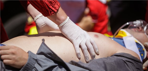 Notfallboxen sollen Leben retten Bevor Sanitäter vor Ort sind, versuchen Laien oft ihr Möglichstes. Notfallboxen sollen sie dabei künftig unterstützen.