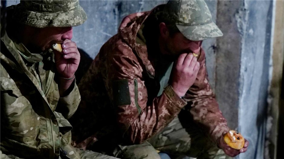 Bevor es an die Front geht, stärken sich die erschöpften Soldaten noch mit Kaffe...