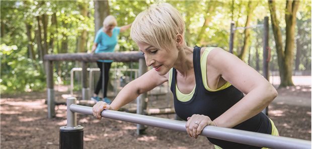 Bewegung bei Osteoporose? Eine Meta-Analyse gibt erste Hinweise, dass sich Bewegung plus Medikamente durchaus positiv auswirkt. (Symbolbild mit Fotomodell)
