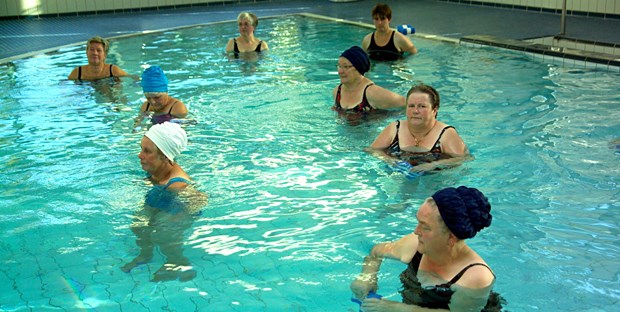 Bei Rheuma heißt es: Bewegen, bewegen, bewegen Bewegung im Wasser: Eine gelenkschonende Möglichkeit für Patienten mit Rheumaerkrankungen.