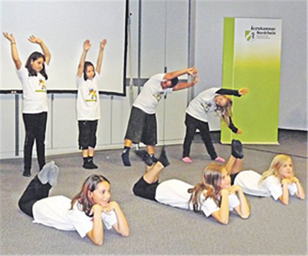 Gesundheit macht Schule Bewegung macht Spaß: Tanz-AG der offenen Ganztagsschule Gartenstraße in Hennef bei Köln.