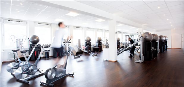 Aufnahme eines Fitnessraums mit Equiment-