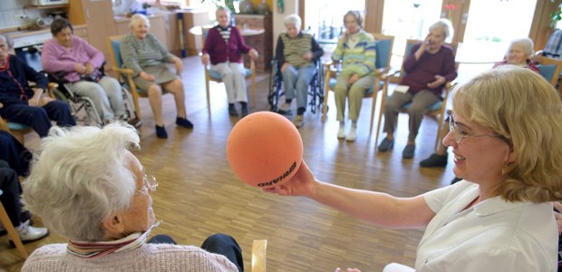 Bewegungstherapie im Altenheim: Besonders alten Menschen mit Typ-2-Diabetes kann scharfe Blutzuckersenkung mehr schaden als nutzen.