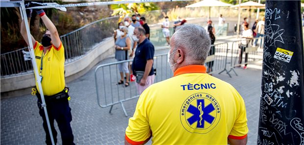 Kataloniens Ärzte warnen vor Corona-Gefahr bei Unabhängigkeitsdemos Bewohner Barcelonas stehen vor wenigen Tagen für einen Massentest auf das Coronavirus an. Die Stadt leidet unter einem starken Anstieg der Infektionszahlen. Die Separatisten wollen aber trotz massiver ärztlicher Bedenken am 11. September demonstrieren.