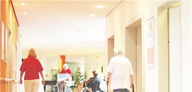 Vom Pflegeheim in die Klinik und zurück – das muss kein Dauerzustand sein Bewohner eines Pflegeheims. Die hohe Zahl der Verlegungen vom Heim in die Klinik belastet alle Beteiligten.