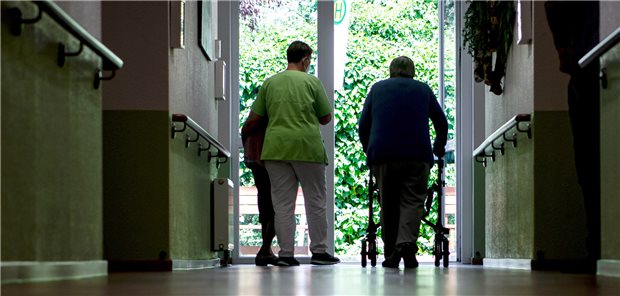 Ein Darlehen verhindert, dass Pflegekassen finanziell auf Grund laufen Bewohner und eine Pflegekraft auf den Fluren eines Pflegeheims: Der Zuschuss, den die Pflegekassen insbesondere bei längerem Heimaufenthalt zahlen, hat die Ausgaben seit Jahresbeginn stark steigen lassen.