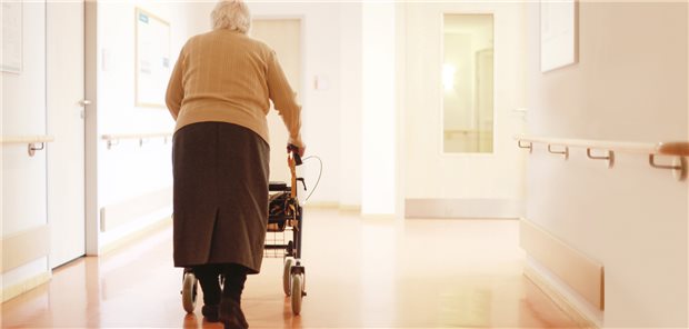 Bewohner von Pflegeheimen und Pflegekräfte können Opfer von Gewalt dort werden – aber auch entsprechend gewaltsam handeln, so eine Studie des Zentrums für Qualität in der Pflege.