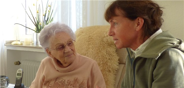 Bewohnerin Franziska Redemann (l.) und Heimärztin Katharina Alex: Durch die Arbeitsteilung bleibt Zeit fürs Gespräch.