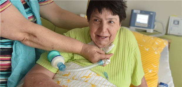 Regierung soll Umsetzung des Intensivpflegegesetzes eng begleiten Bewohnerin einer Beatmungs-WG in Pforzheim (Archivbild von 2015): Pflegebedürftige Patienten fürchteten eine Verlegung in stationäre Einrichtungen – und protestierten gegen das im Juli vom Bundestag verabschiedete Intensivpflegegesetz.
