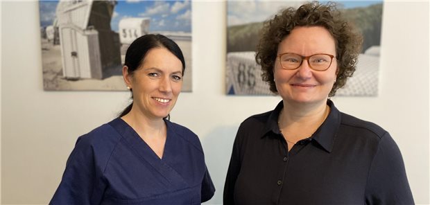 Bianka Hauck (links) hat sich als Krankenschwester auf Telemedizin und Herzinsuffizienz spezialisiert. Täglich analysiert sie die eingehenden telemedizinischen Daten und bespricht Auffälligkeiten mit Dr. Andrea Boguschewski, Kardiologin im Ärztezentrum Holstein Ost und Leiterin des Telemedizinischen Zentrums.