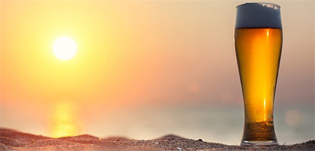 Klimawandel macht Bier teurer Bier am Strand: Die Klimaerwärmung treibt den Gerstenpreis hoch.