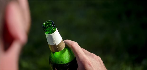 Suchtbericht: Deutsche rauchen und trinken zu viel Biertrinken im Park – das gehört in Deutschland zum gesellschaftlichen Leben und fällt damit gar nicht weiter auf. Zwar ist der Alkoholkonsum in den letzten Jahren zurückgegangen, er liegt nach Einschätzung der Deutschen Hauptstelle für Suchtfragen (DHS) aber weiter auf hohem Niveau.