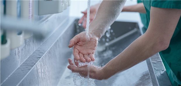 So viele Hygienefachkräfte haben Krankenhäuser neu eingestellt Händewaschen im Krankenhaus: Hygienemaßnahmen werden seit Corona als noch wichtiger erachtet.