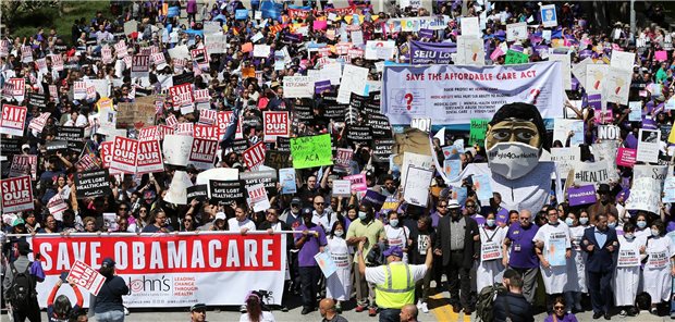 Die drei Szenarien für die Zukunft von Obamacare Obamacare war immer wieder gefährdet: auch 2017, als diese Demonstranten in Los Angeles auf die Straße gingen, um für das Gesetz zu werben.