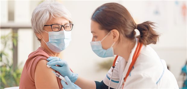 Eine Ärztin impft eine Patientin - ab 7. April geht das auch gegen Corona.