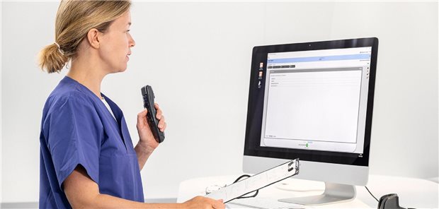 Frau diktiert Bericht am Computer