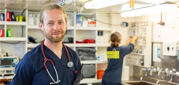 Der erste Einsatz, 60 Gerettete – und ein MedEvac wegen Infarktverdachts Schiffarzt Jörg Schmid mit Crew-Kollegin in seiner kleinen Klinik an Bord.