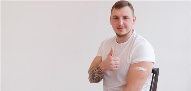 Senkung von Morbidität und Mortalität durch bessere Vorsorge Mann mit Pflaster auf Oberarm gibt Daumen-hoch-Zeichen